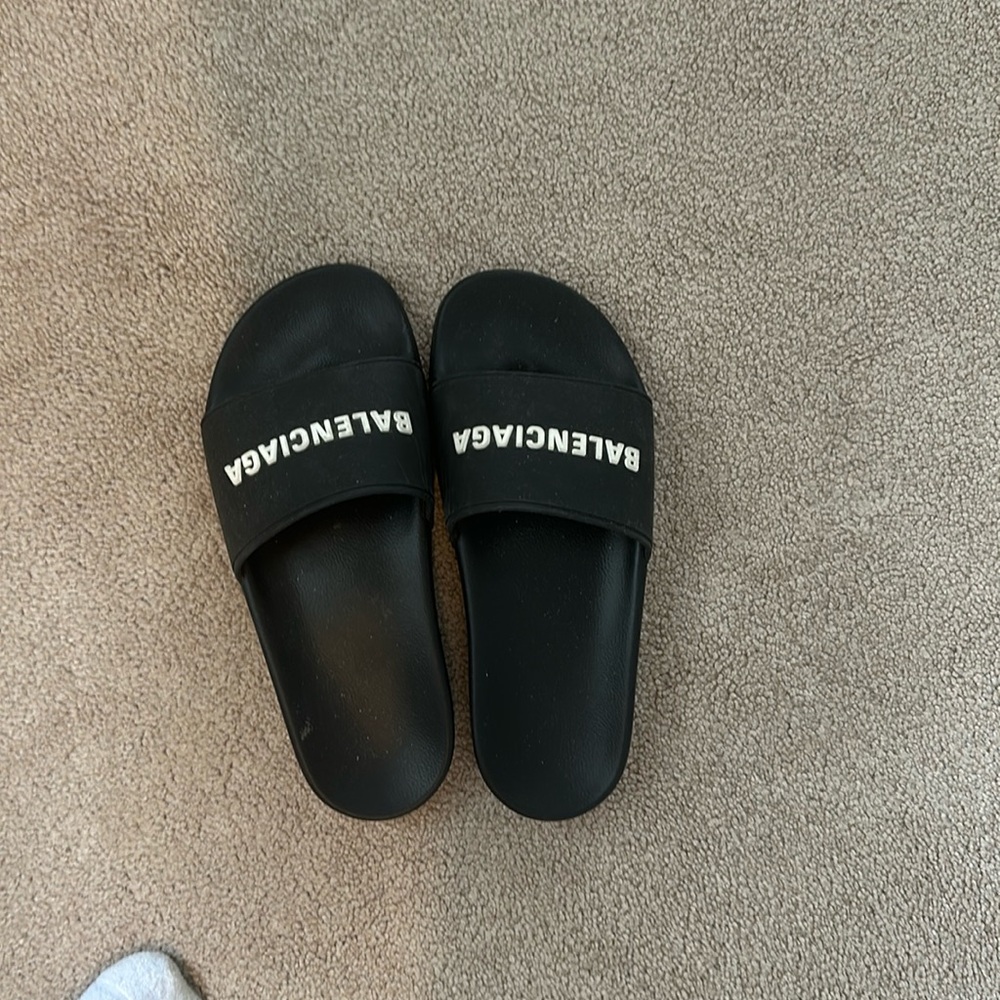 Woman's pool Balenciaga slides